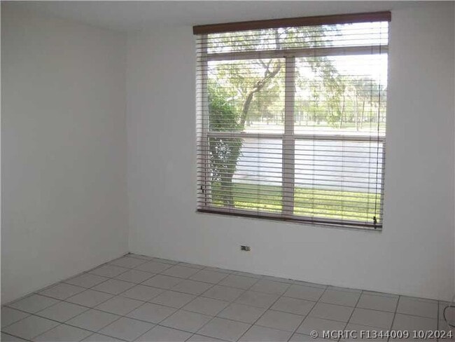 Photo - 3750 Inverrary Dr Unit 1B