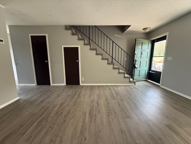 Building Photo - Cute and Convenient South Nashville Townhouse near BNA and Woodbine - Renovated