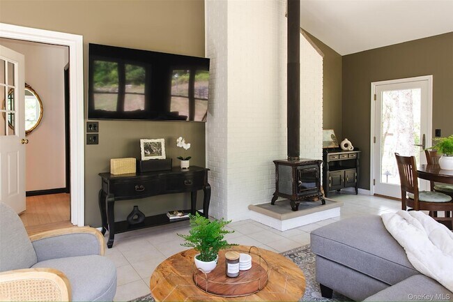 Photo - 81 Ryerson Rd