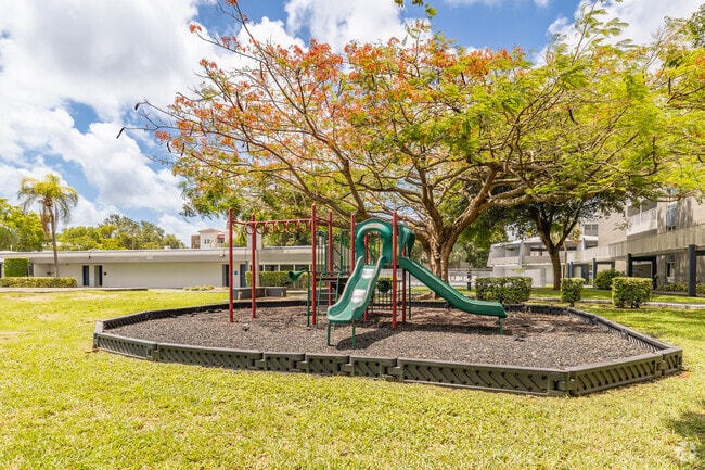 Paradise Isles Apartments - Playground - Paradise Isles Apartments
