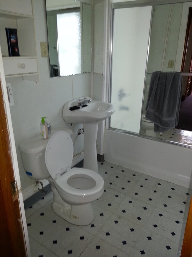 Photo - DOWNTOWN 4 BEDROOM DUPLEX!!! 4 bedroom duplex in DOWNTOWN IOWA CITY!