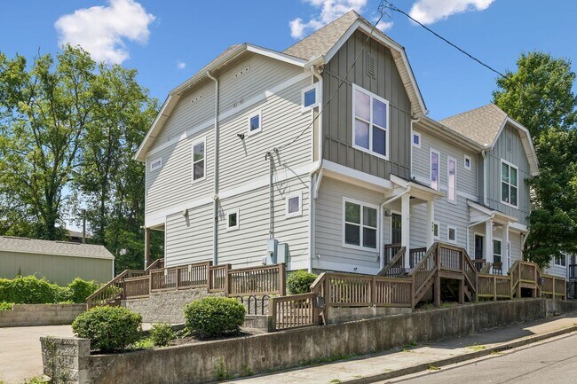 906 Smiley St
