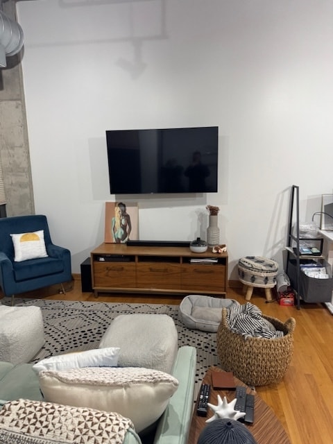 Building Photo - 900 N Kingsbury St Unit 1063