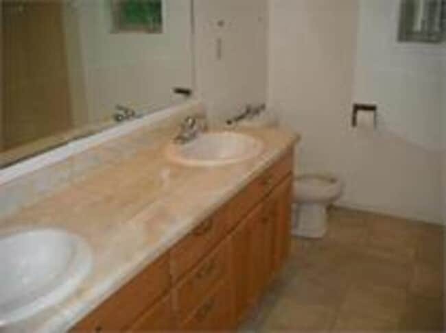 Building Photo - 2652 Maple Hills Dr