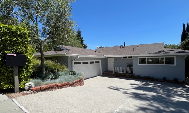 Photo - 420 Tamarac Drive