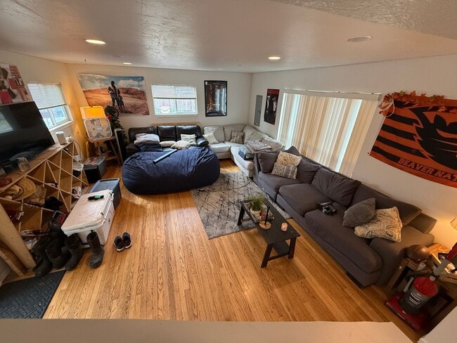 Building Photo - Coolest 6 Bed House in Corvallis