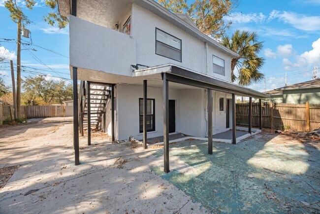 Building Photo - 935 Union St S Unit Rear Upper