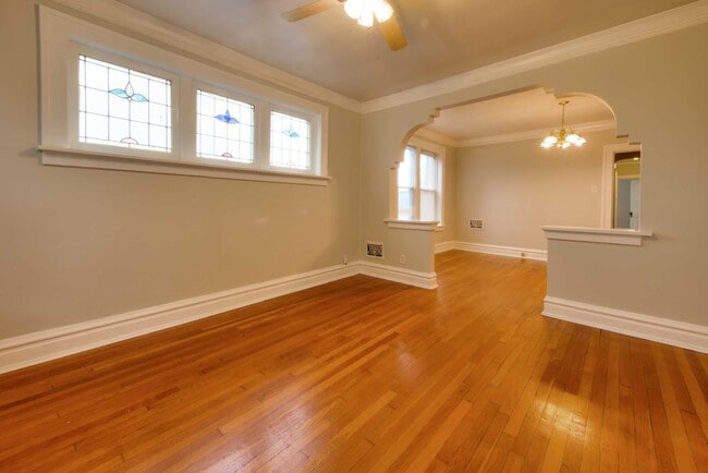 Building Photo - 3931 Parker Ave Unit 2W