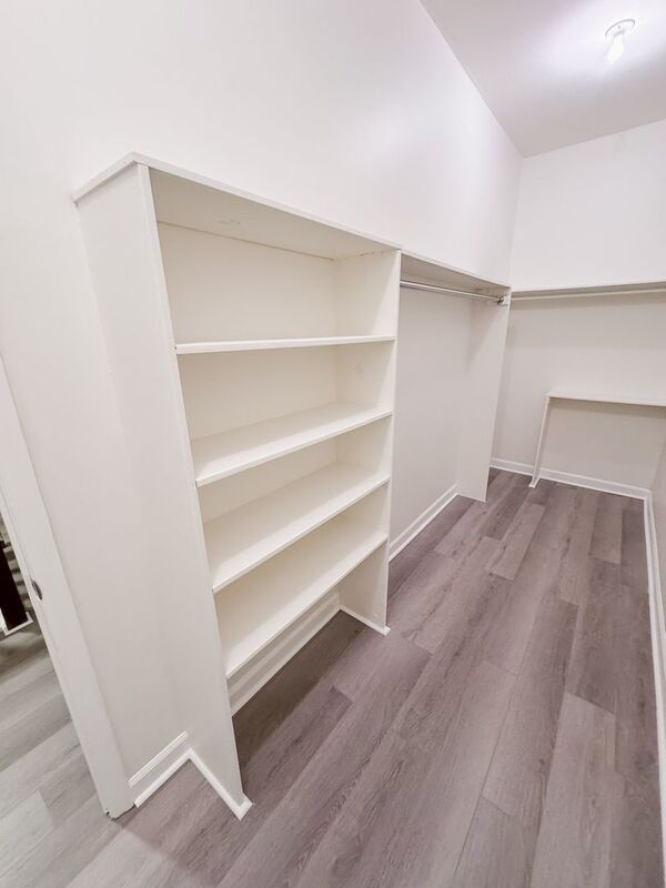 Photo - 235 King St