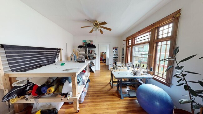 Photo - Spacious 2BR on Science Hill | Huge Kitchen & Living Area | Near Yale Unidad 2 (1st Fl)