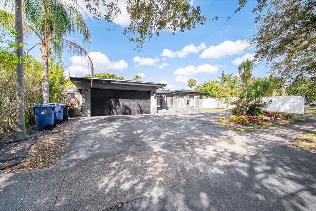 Photo - 2121 NE 62nd St