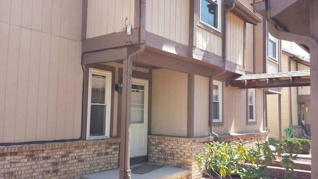 Building Photo - 1010-1012 Valley Side Dr. Unit 1010