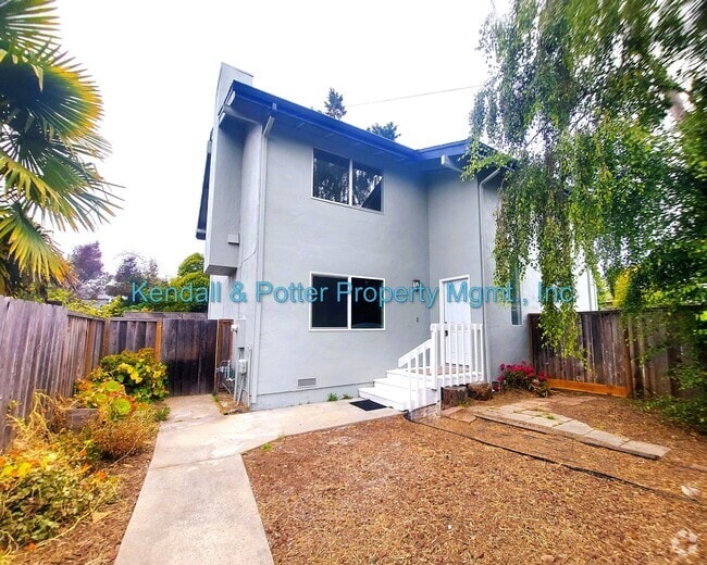 Building Photo - Spacious 2br Duplex with Yard! Rental