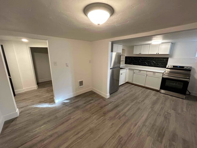 Photo - 1155 N Garfield Ave Unidad B Basement