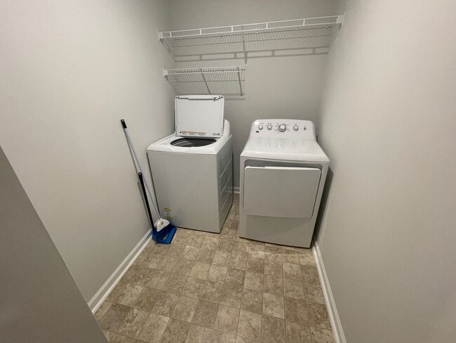 Building Photo - 3 bedroom home in Lexington area! Available in June