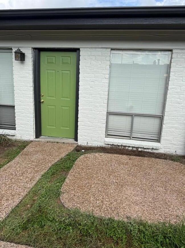 Photo - 608 W 51st St Unit #104