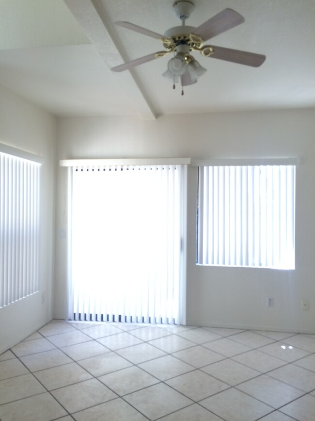 Building Photo - Under Market Rate! 3 bedroom 2 bath Townho... Rental