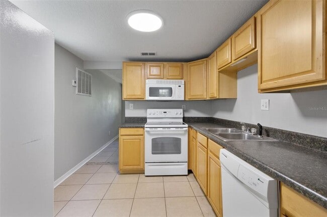 7313 N Dartmouth Ave Unit room 2