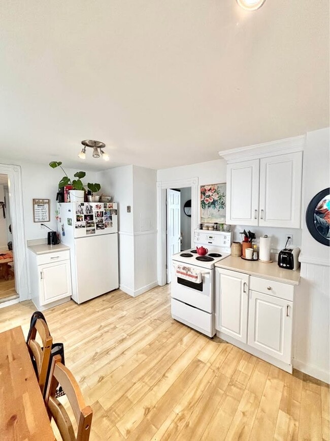 Building Photo - Spacious 3-Bedroom/1 Bath Apartment – Downtown Fredericton Unit 1