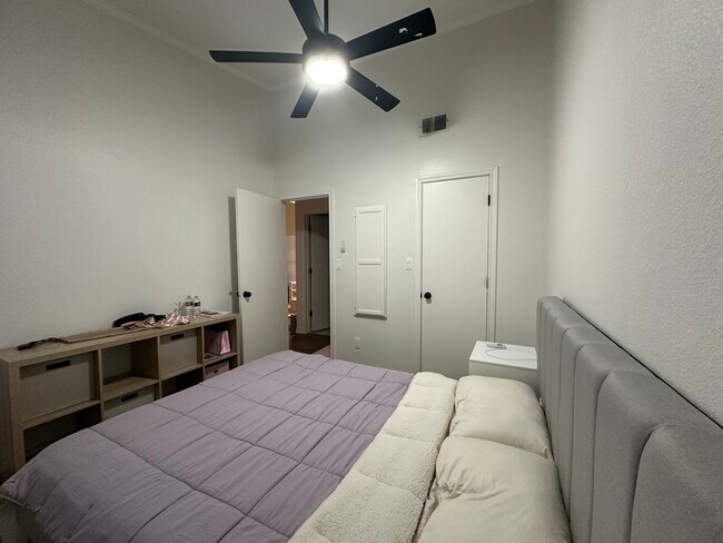 Private Furnished Bedroom, Queen Bed - 2730 Silver Creek Dr Unidad 231