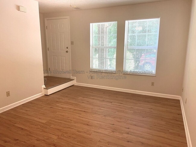Photo - 1443 Schoolcraft Way