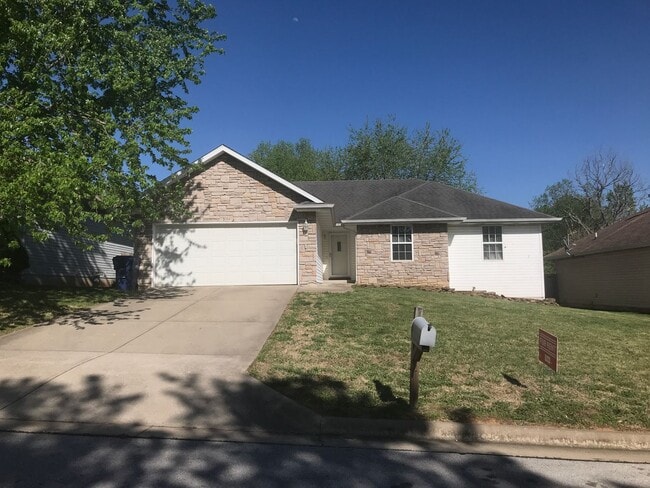 Building Photo - Executive Rental - Charming 3-bedroom 2 bath 2 car garage-available to view now