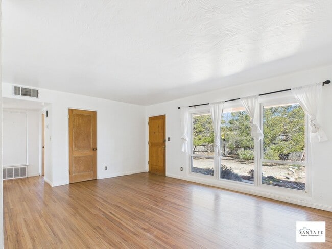 Building Photo - Northside Single Family Home with Ample Space Available Now!