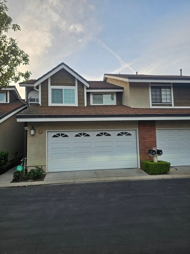 Building Photo - 25 Weepingwood