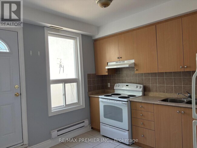 Photo - 938 Bloor St W