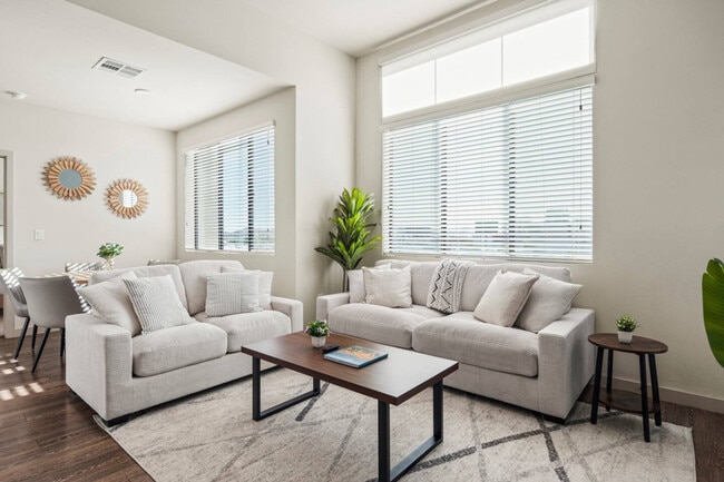 Building Photo - 711 W Broadway Rd Unit ID1366980P