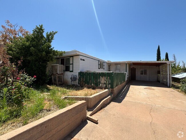 Building Photo - New paint & flooring!! 3 Bed 2 Bath Home i...