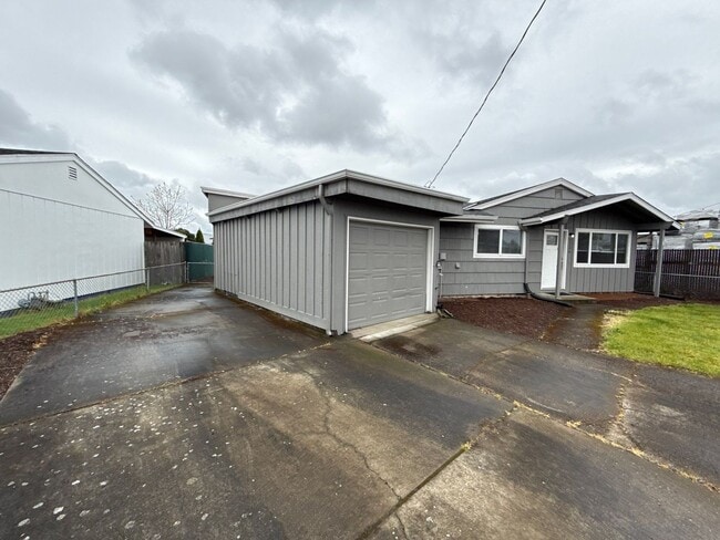 Building Photo - 2236 Hoyt St SE