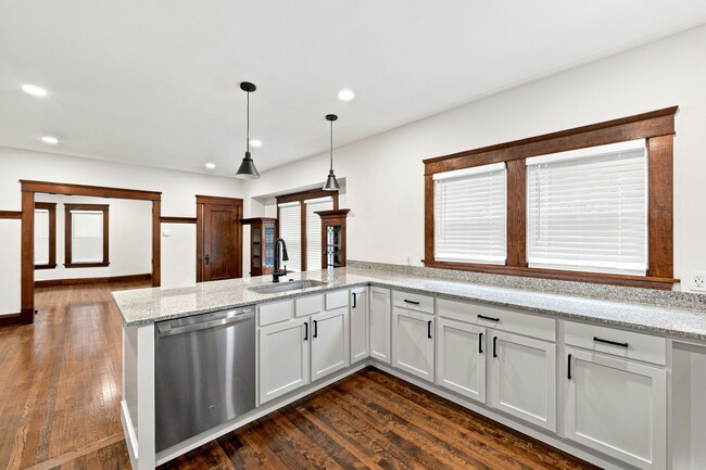 Building Photo - 1320 W 64th St Unit Newly Renovated Gordon Sq Apt