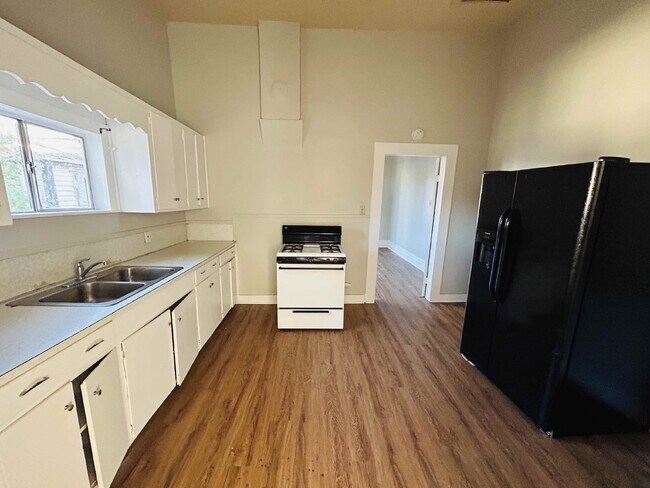 Downtown 1 bed/1 bath charmer!