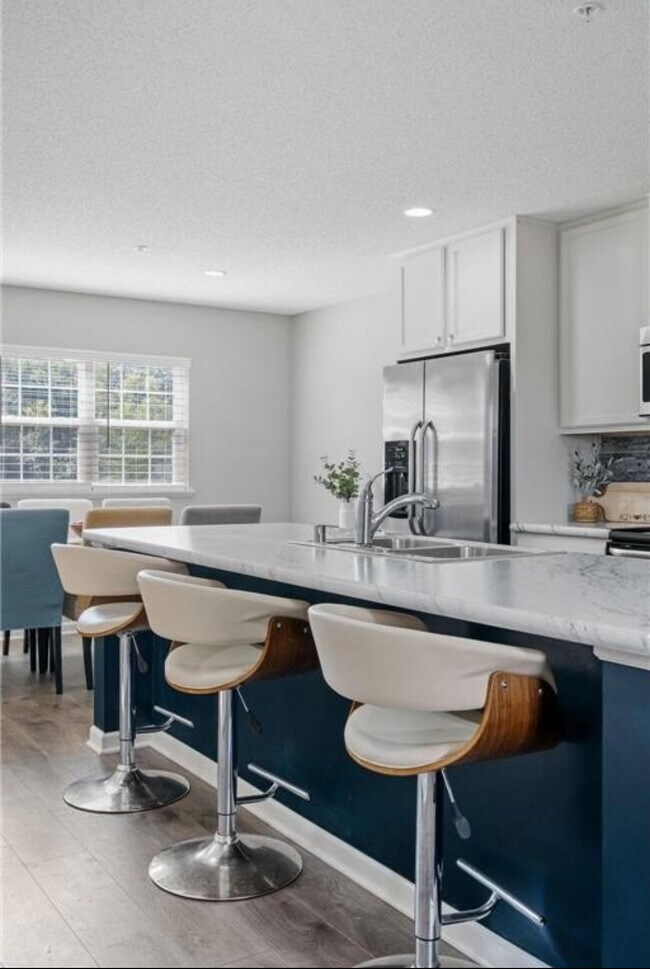 Photo - 704 Village Dr