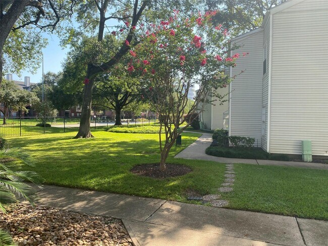 Photo - 9809 Richmond Ave. Unidad J1