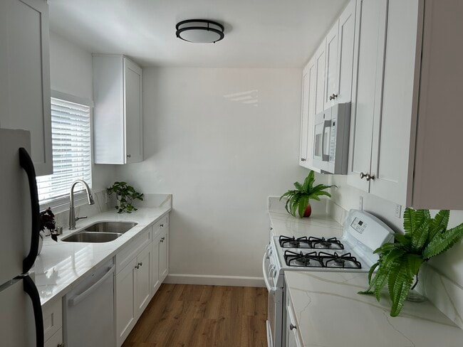 Kitchen - 1156 N Ardmore Ave Unit #1