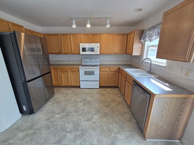 Photo - GREAT 3-BDRM, 3-BATH, 2-STORY + BMST. HOME AVAILABLE FOR IMMEDIATE OCCUPANCY IN GRAPEVINE!