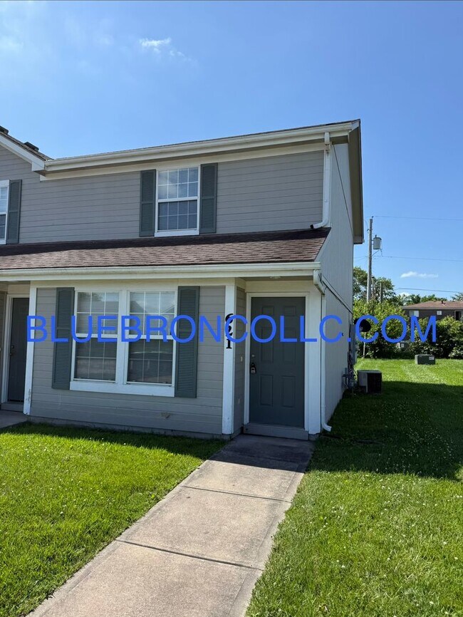 Building Photo - Lovely 2 bedroom townhome in Peculiar