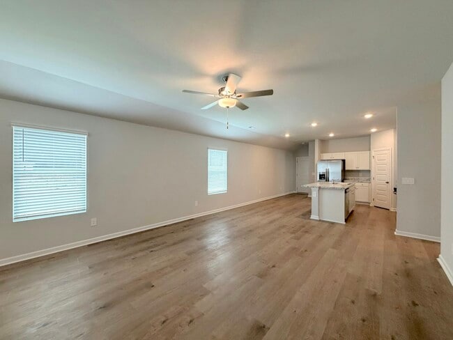 Photo - 155 Challenger Way