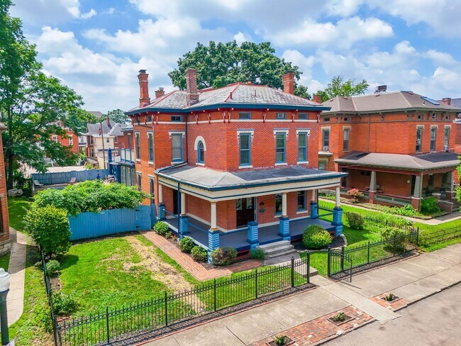 Building Photo - Huge Brick House in Victorian Village/Shor...