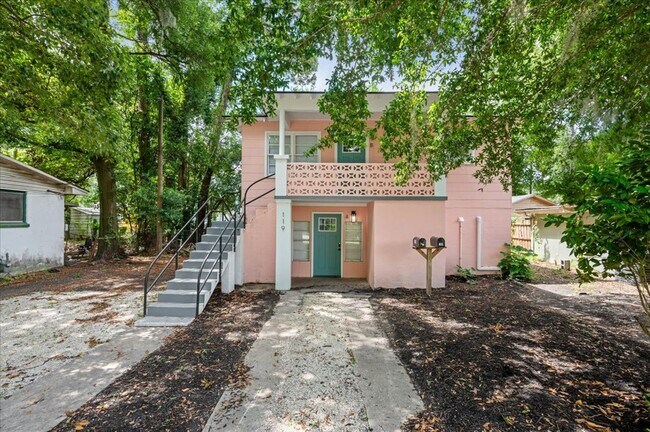 Photo - Cozy 3-Bedroom, 1-Bathroom Ground Floor Un...