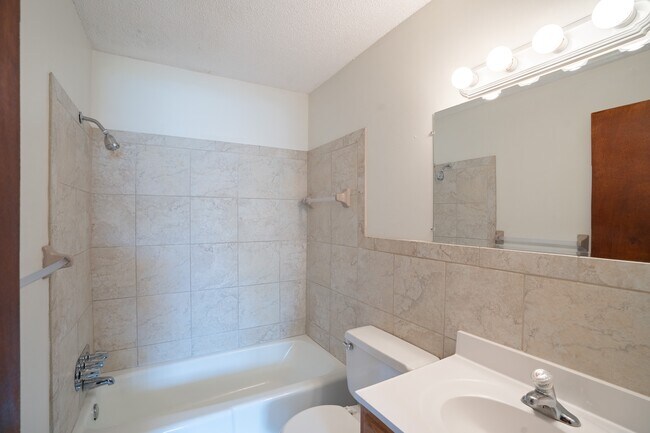 Coon Rapids, Minnesota Apartamentos Robinwood | Baño