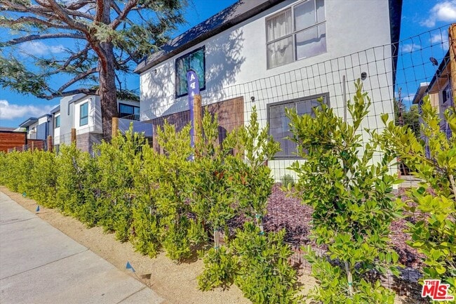 Photo - 5722 Woodman Ave Unit 4