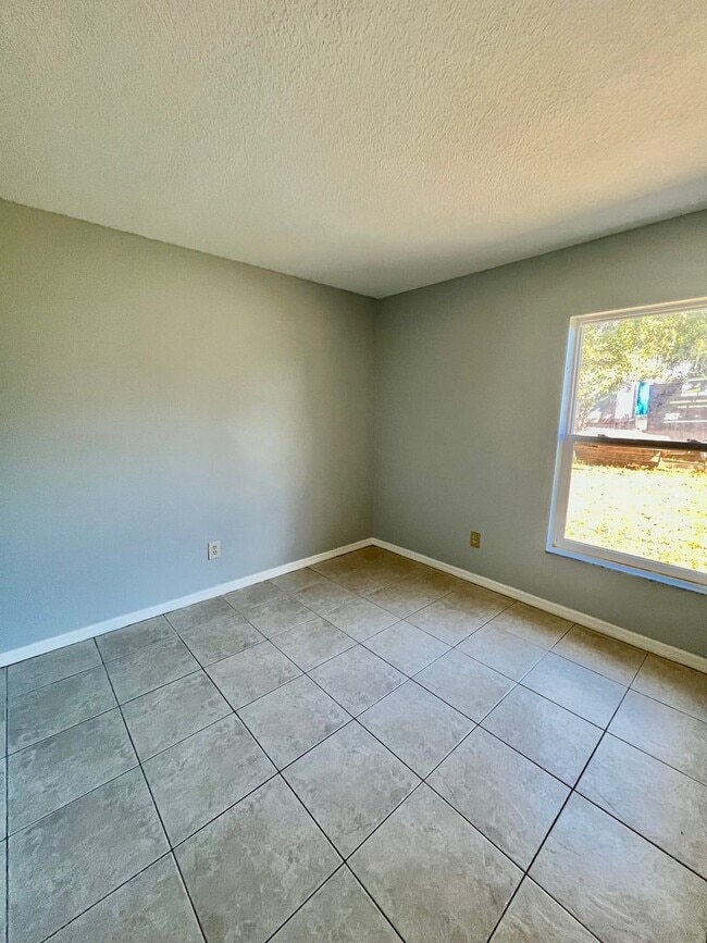 Photo - Conveniently Located 3BR/1BA Dade City Triplex NO APPLICATION FEE!