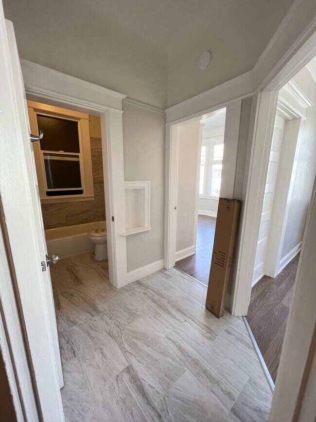 Entryway Hallway - 729 Hyde St Apartments Unit 9