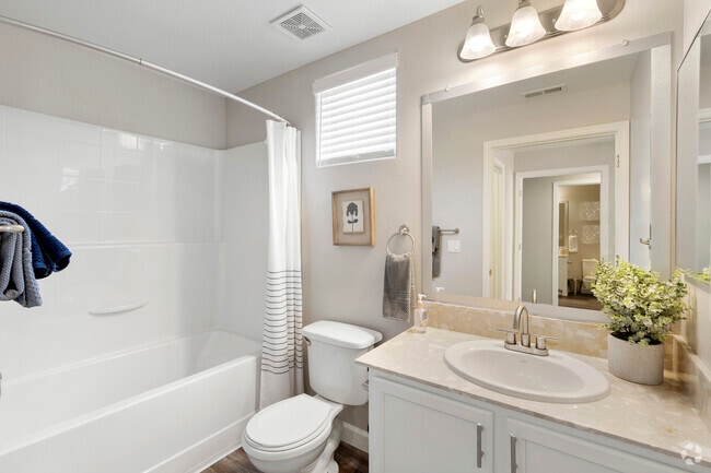 2BR, 2BA - 1,002SF - Primary Bathroom