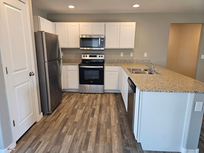 Photo - SHORT/LONG TERM /FREE RENT CALL FOR DETAILS