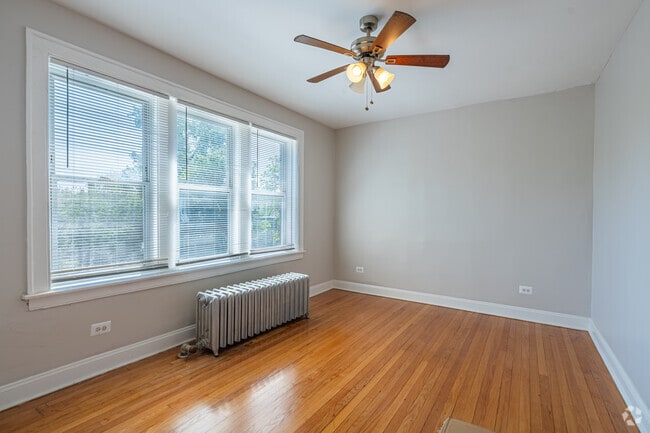 3BR, 1BA - 1,080SF - Living Room - 7526-36 S Colfax Ave