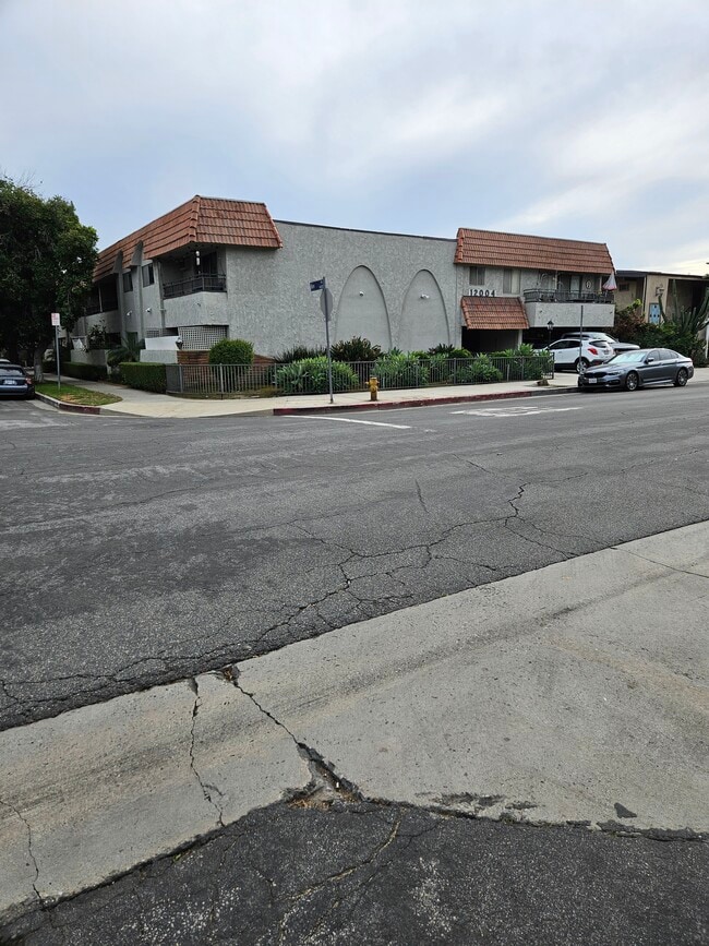 Front - 12004 Kling St